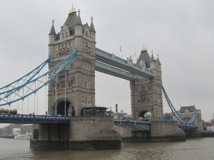 Le Tower Bridge sous la pluie