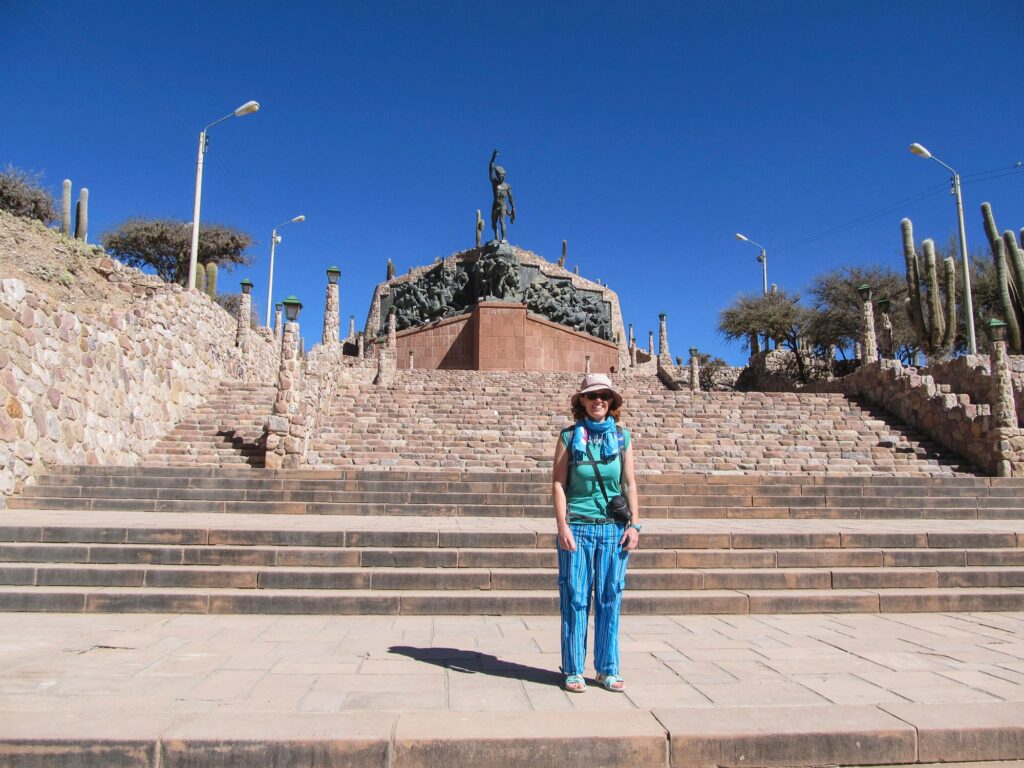 Humahuaca: Miss V et son nouveau pantalon devant le Monumento a la Independencia