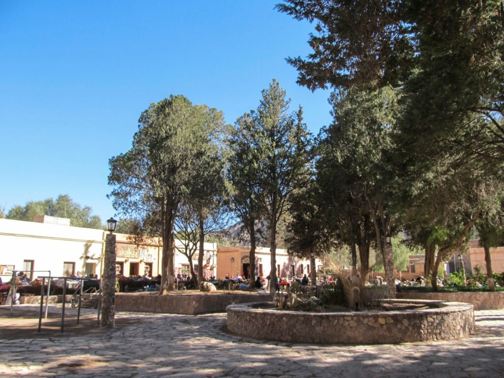 Purmamarca: la Plaza Centrale entourée du marché artisanal pour touristes