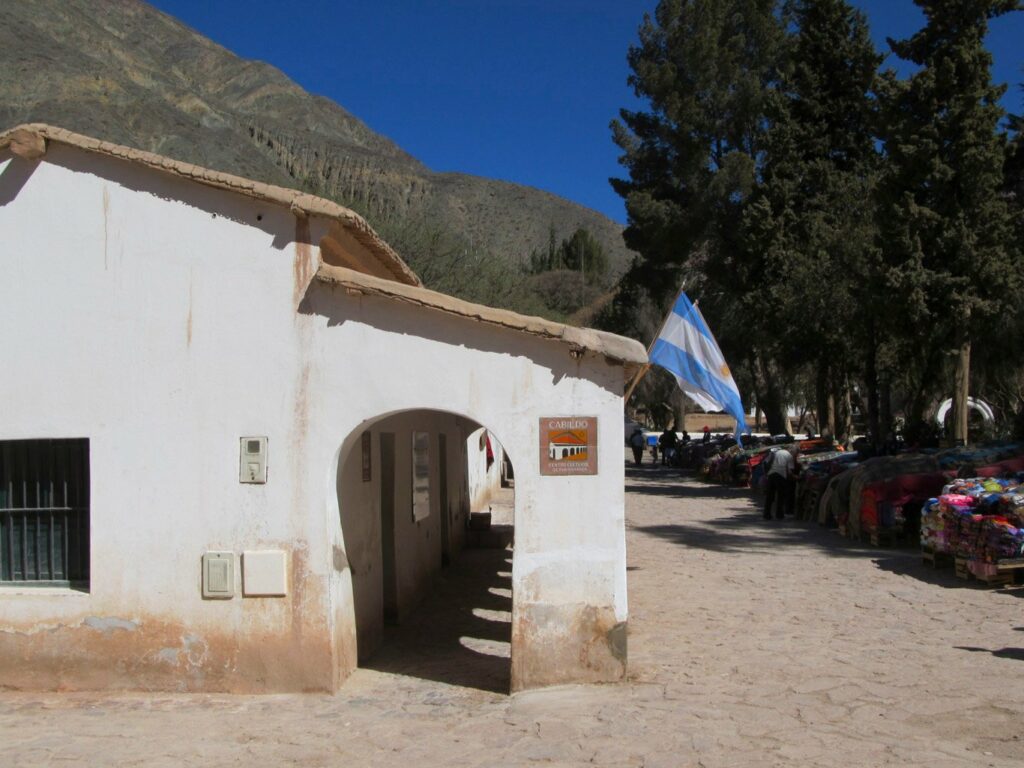 Purmamarca: la Plaza Centrale, ses arcades et son marché artisanal