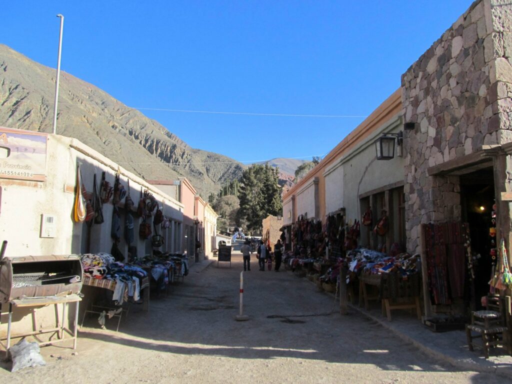 Purmamarca: arrivée à la gare de bus juste devant le marché artisanal pour touristes