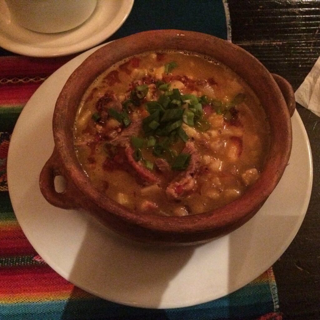 Humahuaca: un locro, une spécialité argentine qui consiste en une soupe de haricots, de maïs blanc, de viande de porc et d'une rondelle de chorizo. Pas terrible...