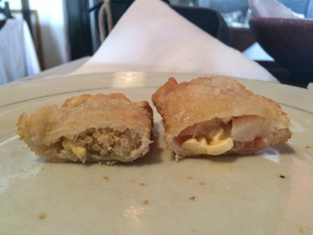 Purmamarca: una empanada de quinoa et una de queso (fromage)