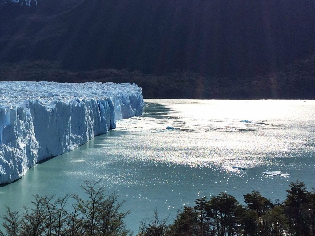El Calafate: un bloc s'est détaché du glacier Perito Moreno, provoquant quelques petites vagues