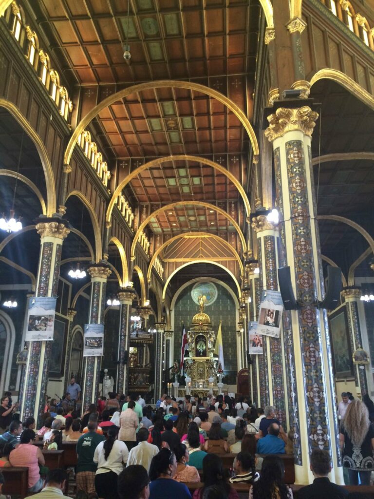 Cartago: les fidèles marchent à genoux jusqu'en l'autel
