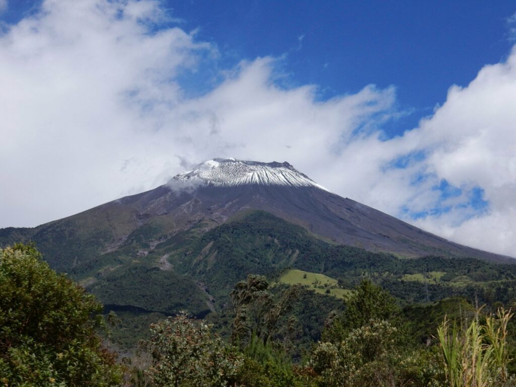 Trajet en bus de Baños à Riobamba: le volcan Tungurahua est totalement dégagé et enneigé !!