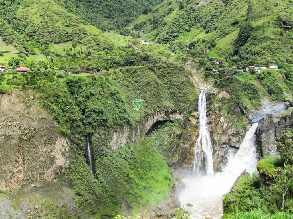 Baños et la Ruta de las Cascadas