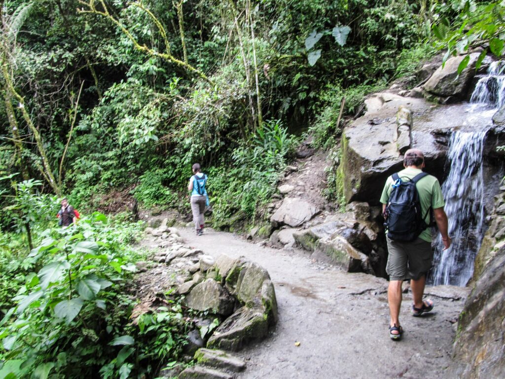 Baños: mais avant de pouvoir découvrir la cascade la plus impressionnante, il faut marcher ;)