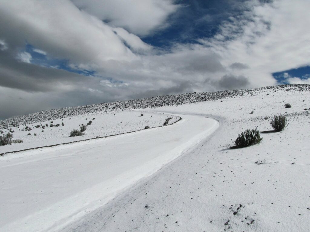 Descente du volcan Chimborazo à vélo. Euuuh nous n'allons quand même pas rouler à vélo sur ça ?? ;)