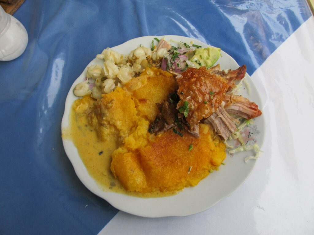 Riobamba: llapingacho con hornado (galette de pommes de terre, porc, avocat et maïs)