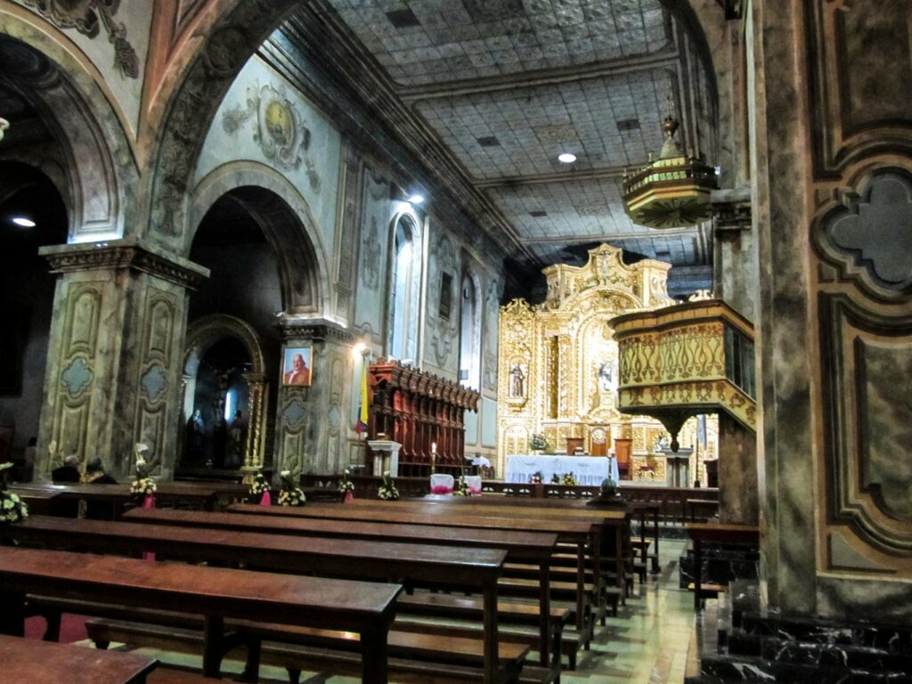 Loja: la Cathédrale, décorée pour un mariage (à 19h!)