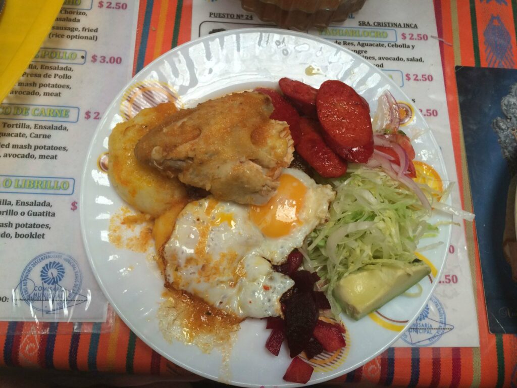 Baños: un llapingacho (galette de patates, poulet, chorizo, oeuf sur le plat, avocat et salade)