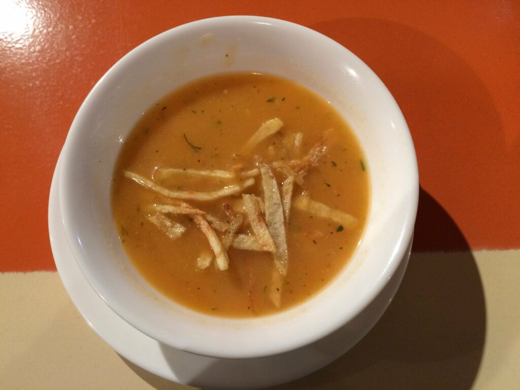 Riobamba: crème de tomates avec de petites frites ;)