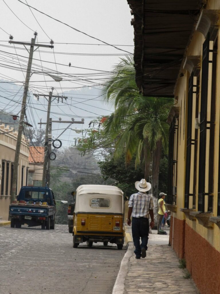 Copan: les cowboys de Copan. Mister J est jaloux de leur chapeau ;)
