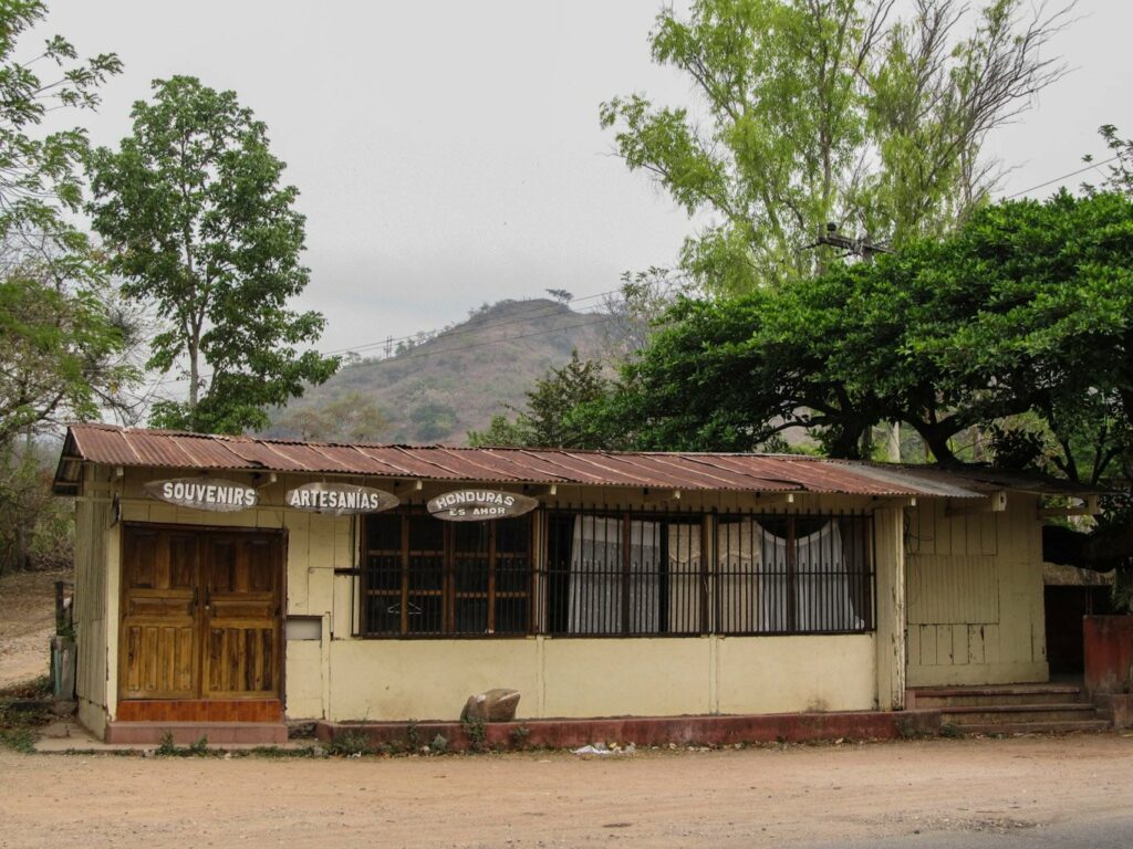 Sur le chemin menant au site archéologique: Honduras es amor...