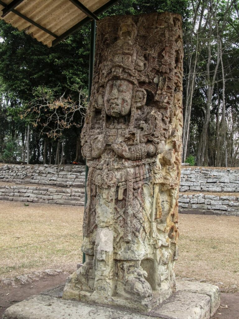 Copan Ruinas: la Plaza Principal et ses stèles. Nombreux bracelets aux poignets.