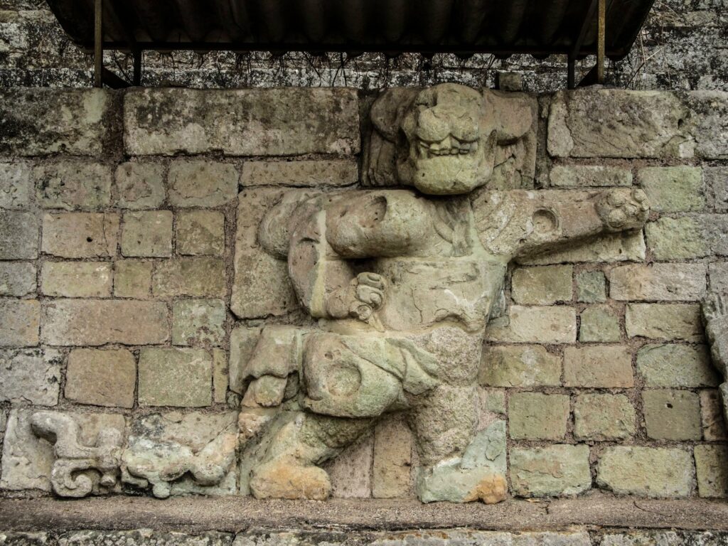 Copan Ruinas: un des deux jaguars. Mais c'est la Panthère Rose ! ;)