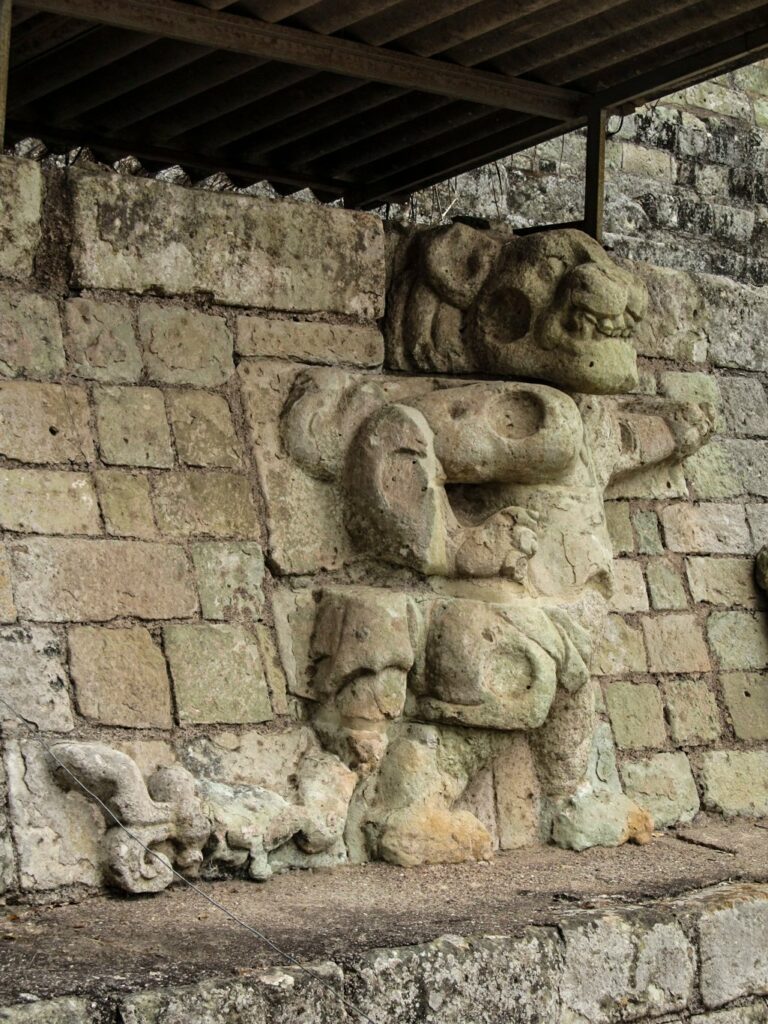 Copan Ruinas: un des deux jaguars. Vous êtes sûrs que les archéologues ne se sont pas trompés en reconstituant ceci ? La tête ne va pas du tout avec le corps ;)