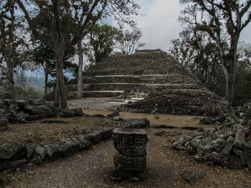 Copan Ruinas: la Place des Jaguars et sa pyramide