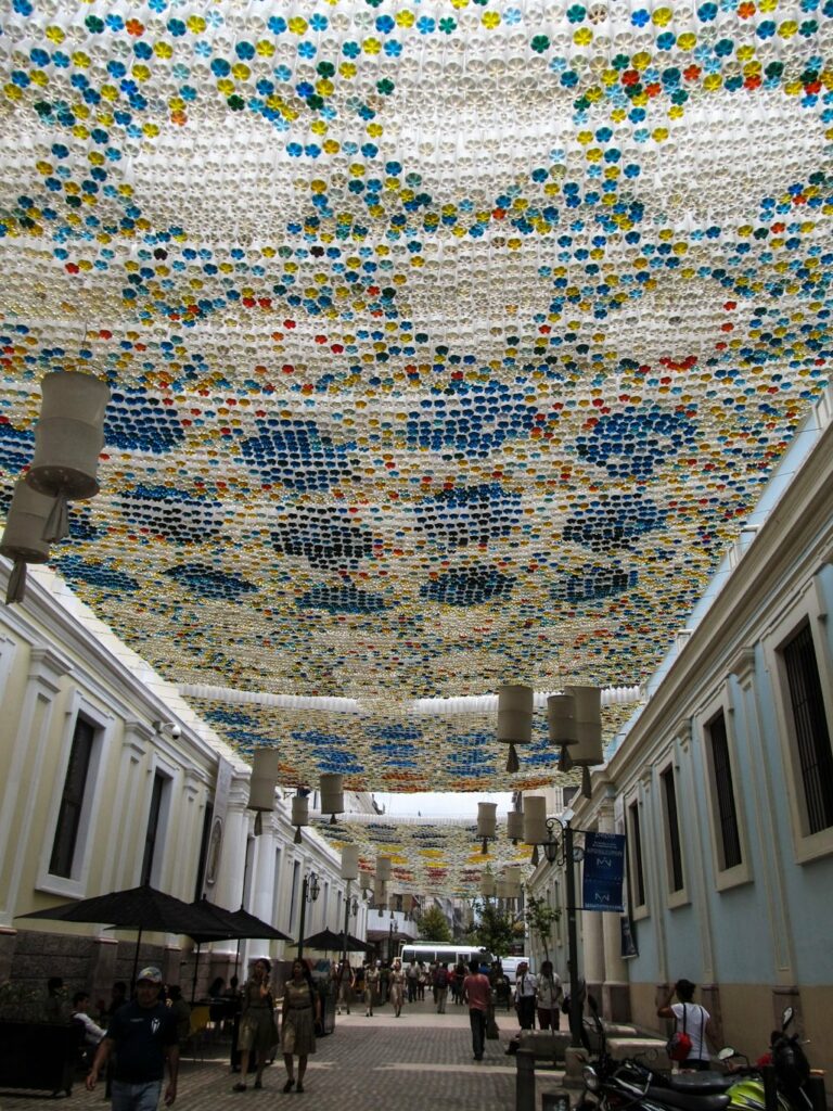 Tegucigalpa: rue piétonne décorée avec des bouteilles en plastique dans lesquelles différents liquides colorés ont été versés. Fallait y penser !