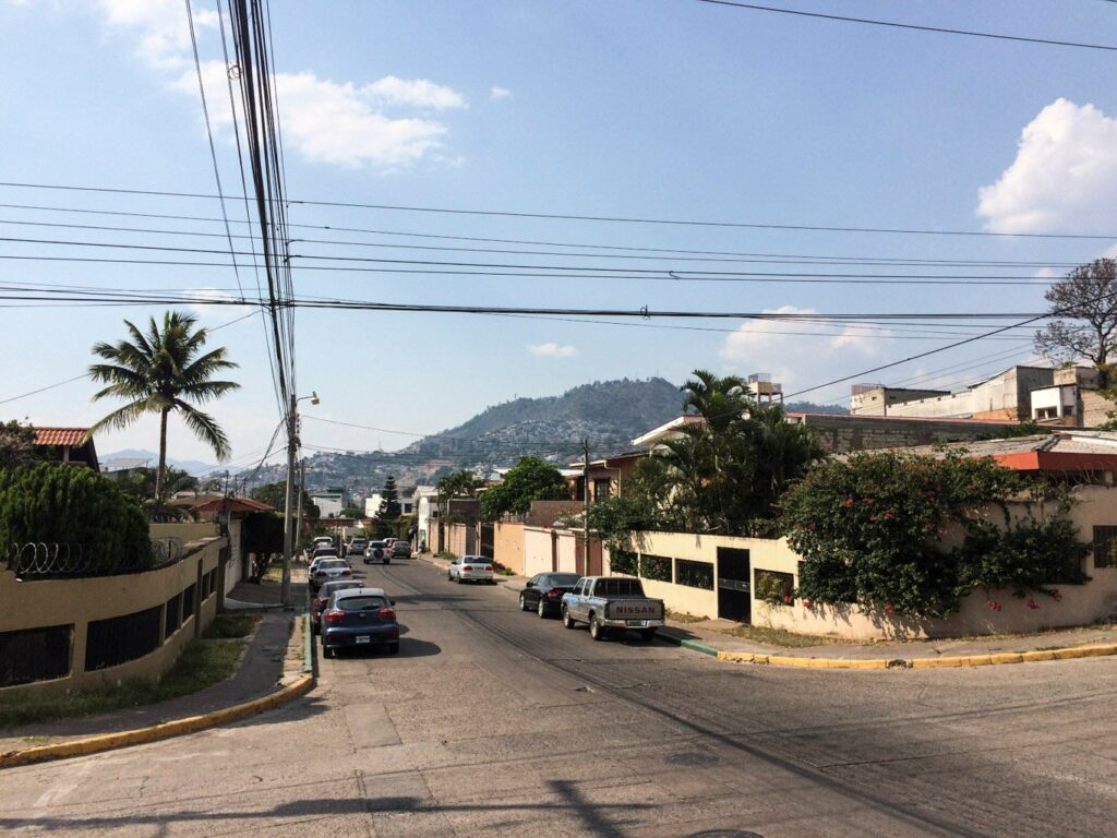 Tegucigalpa et ses collines. Nous avons notre ticket de buuus!
