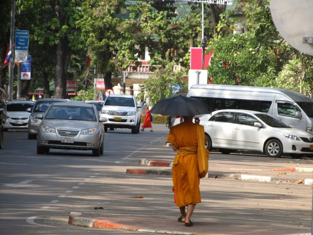 Vientiane: certains moines se protègent du soleil