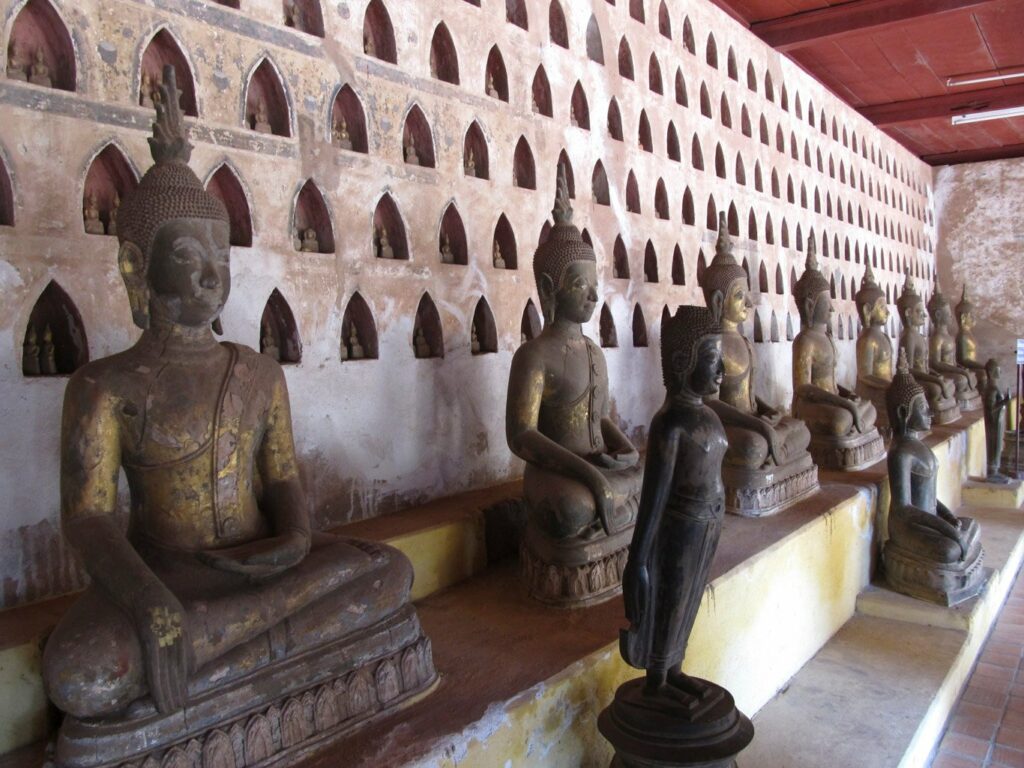 Vientiane: le temple Vat Sisaket et ses 2000 statuettes de bouddha. Mister J a trouvé un bouddha superman...