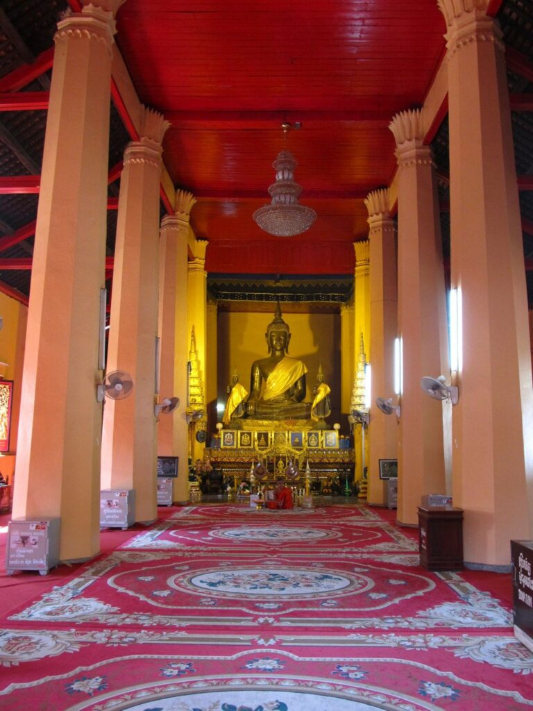 Vientiane: le plus important bouddha en bronze de Vientiane dans le temple Vat Ong Teu