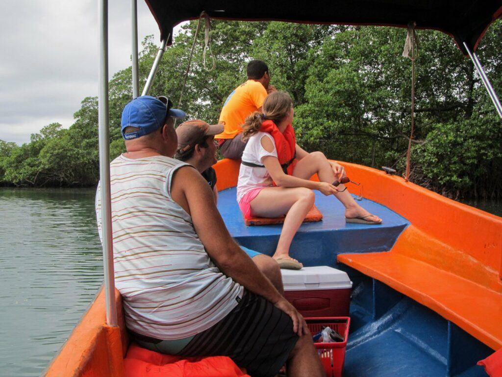 Bocas del Toro: à la recherche de paresseux. La Française rêve d'en voir.