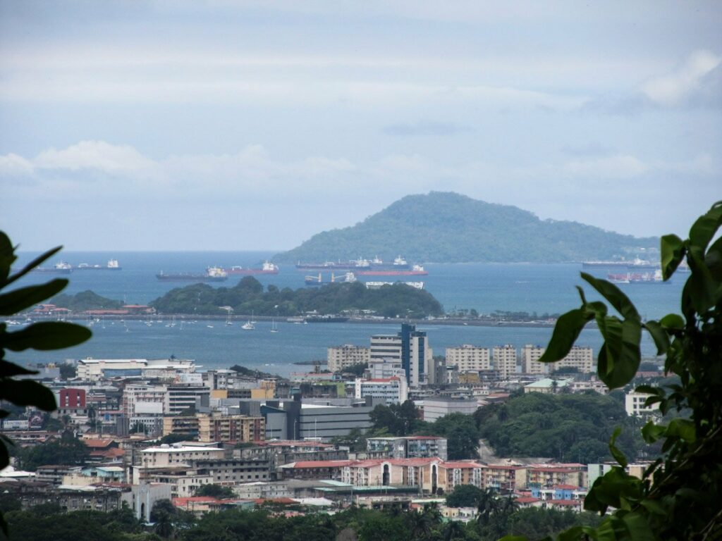 Panama City: vue sur le Canal de Panama depuis le Parque Natural Metropolitano