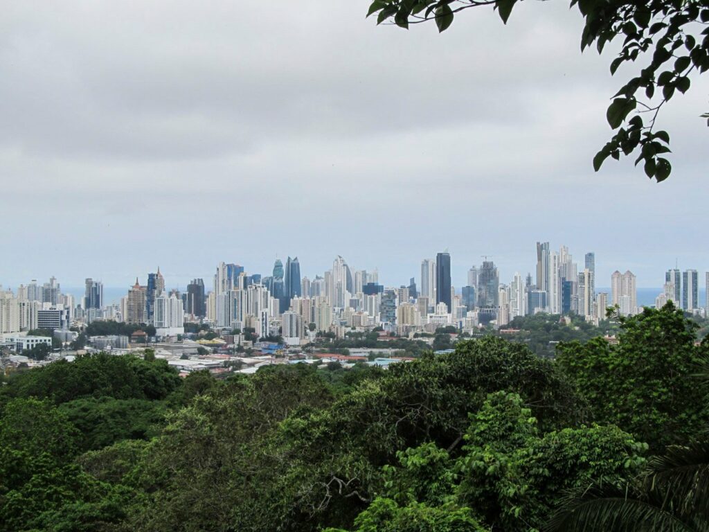 Vue sur les gratte-ciels de Panama City depuis le Parque Natural Metropolitano