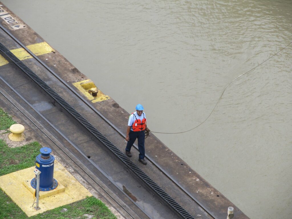 Canal de Panama: allez, on tire le voilier !