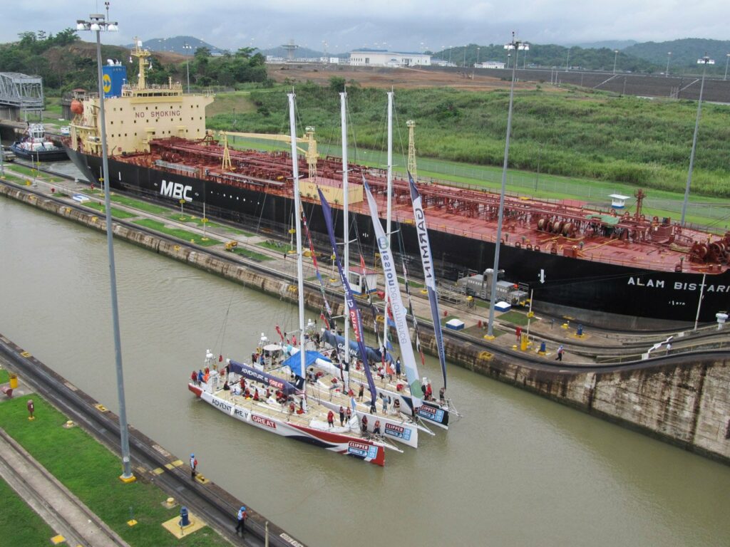 Canal de Panama: un autre bateau attend pour passer dans l'autre voie de navigation