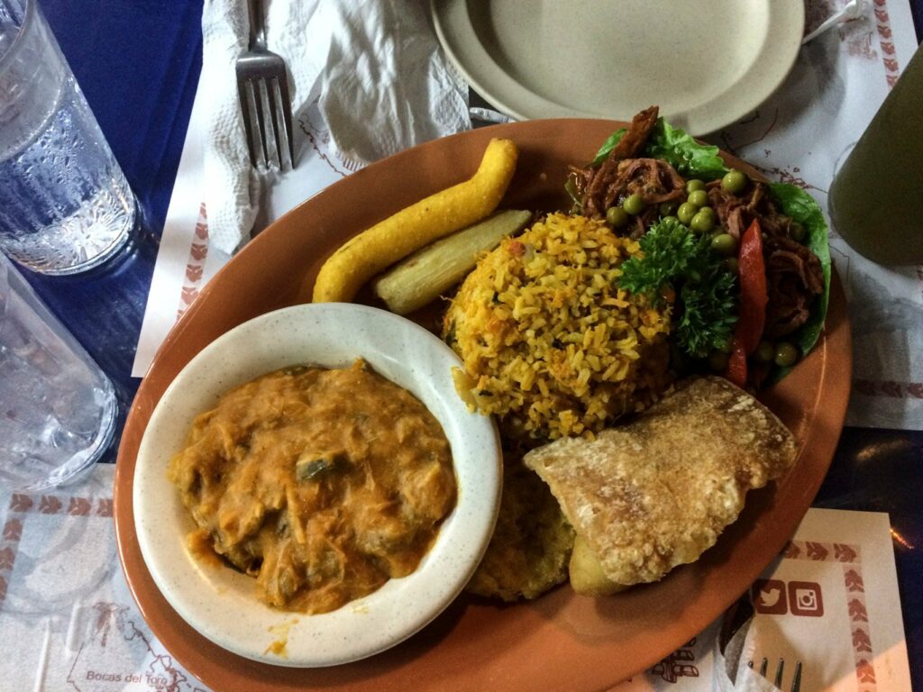 Panama City: plat de spécialités panaméennes (purée de pois chiches, riz sautés, banane frite, viande, etc.)