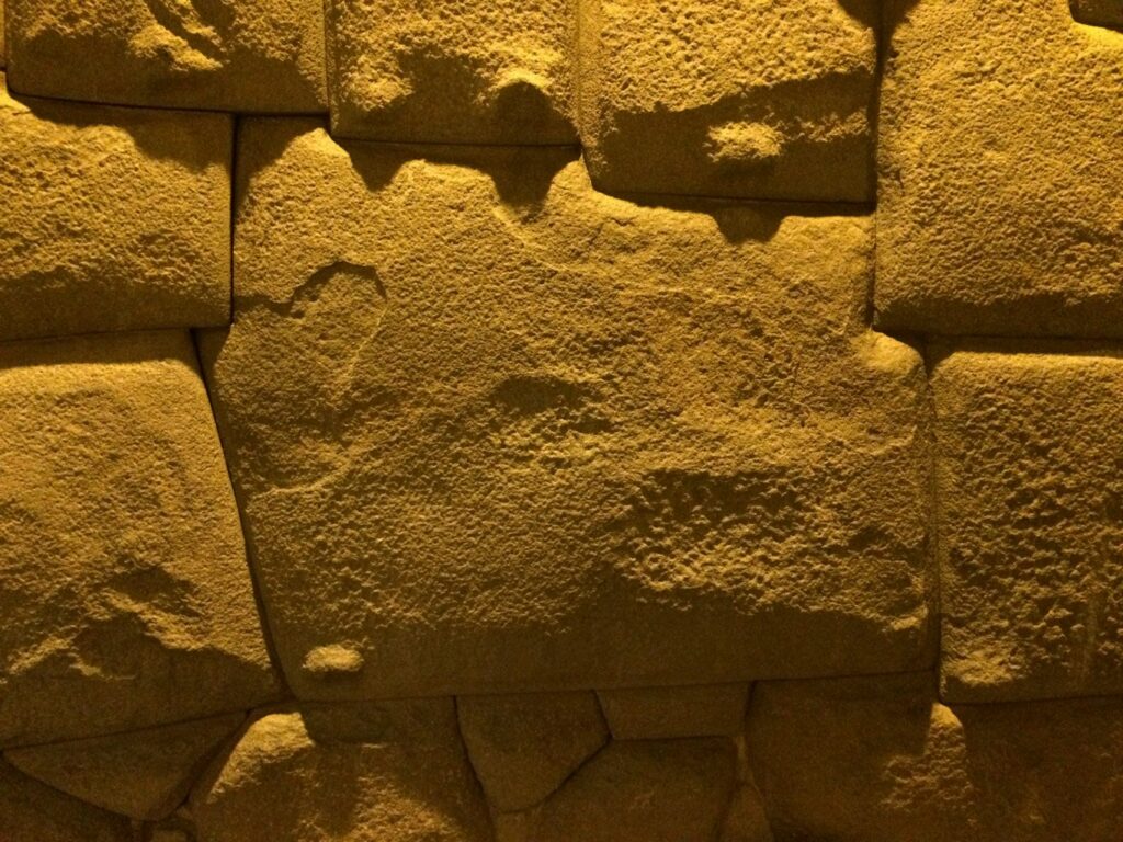 Cusco: mur inca, la pierre à 12 côtés