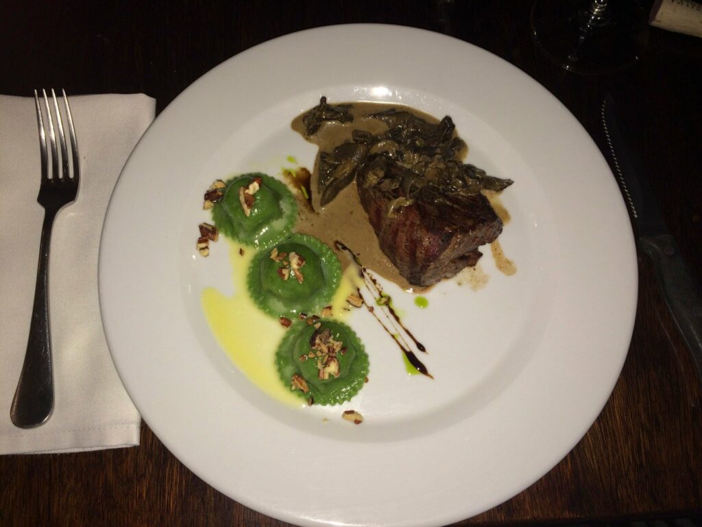 Cusco: lomo de res (boeuf) et raviolis aux épinards