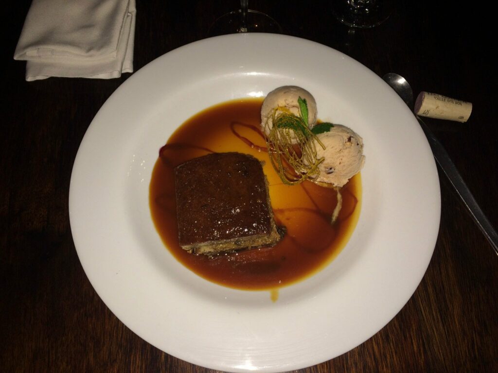 Cusco: gateau à la figue et glace caramel-noix de pécan