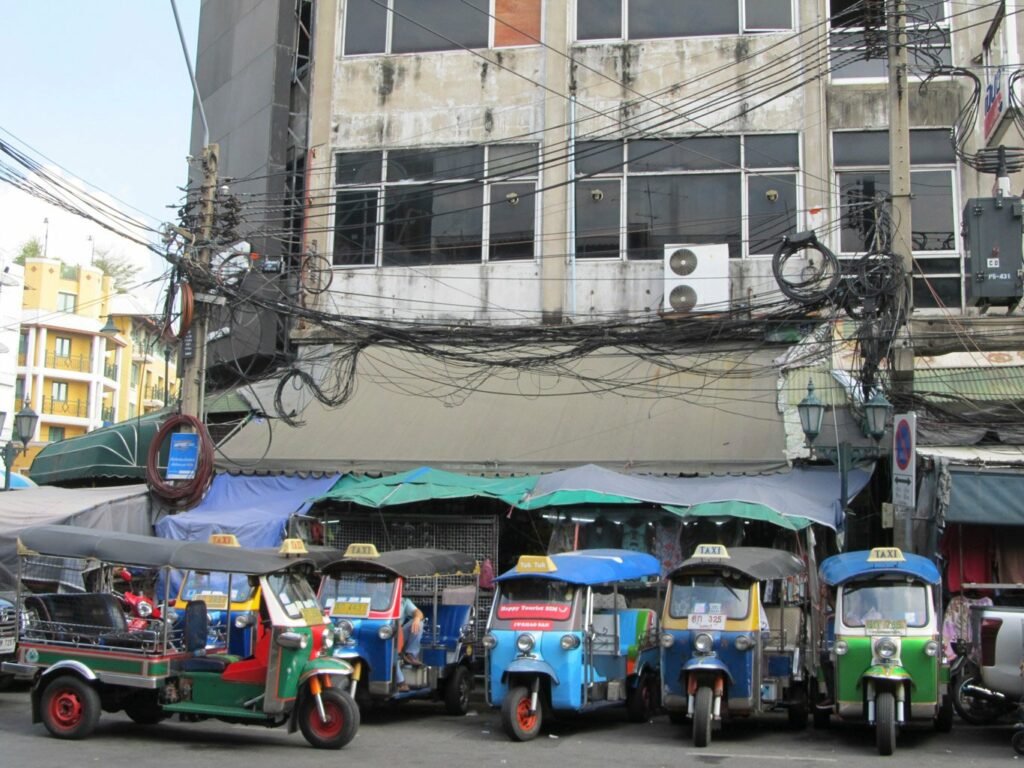 Bangkok: waouw, il y a du fil...à retordre!!