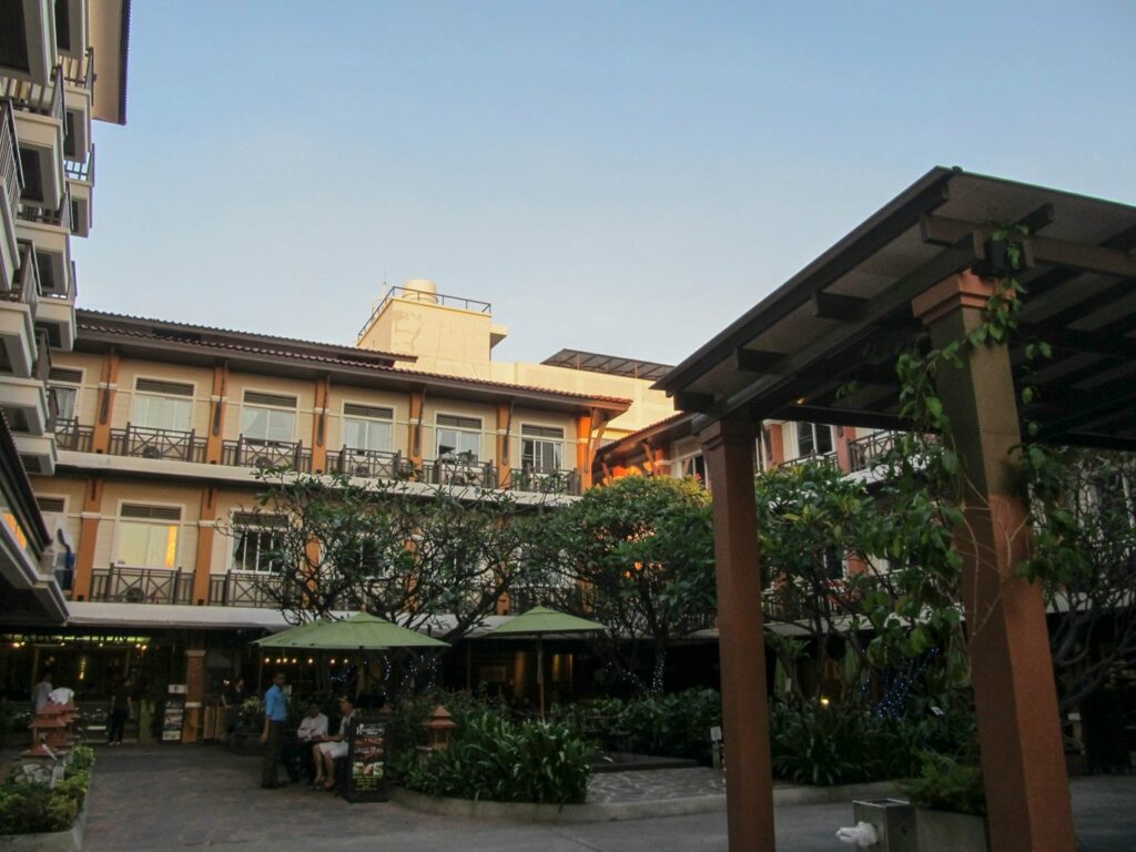 Bangkok: notre hôtel...enfin, l'usine.