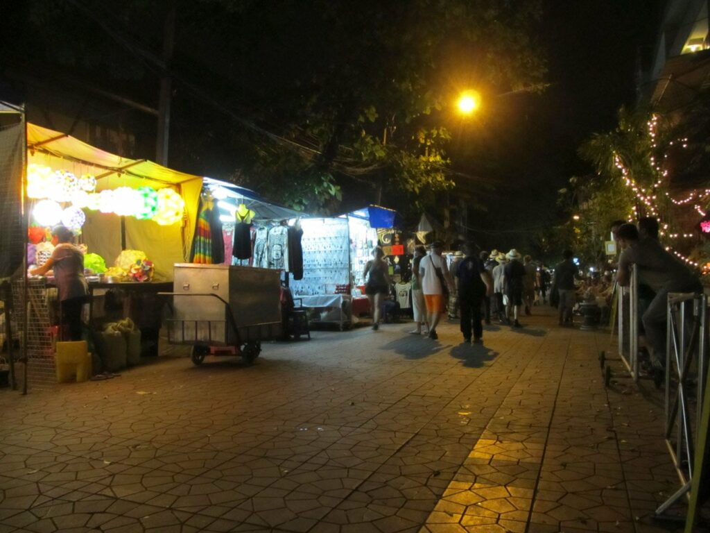 Bangkok: notre quartier by night