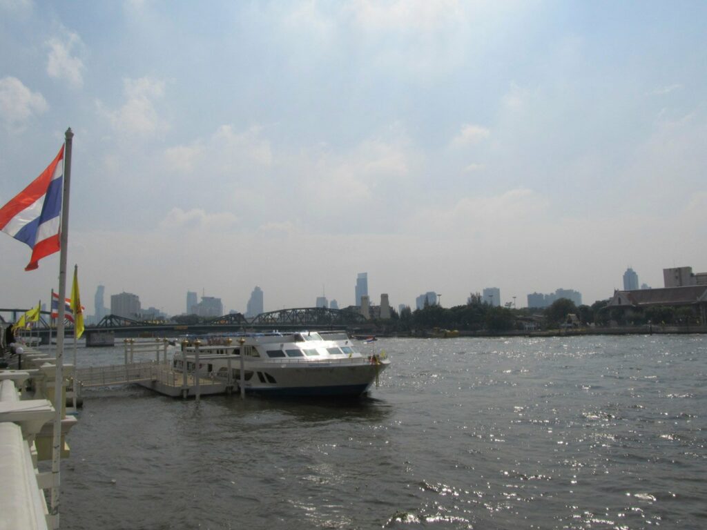 Bangkok: la rivière Chao Phraya et ses gratte-ciels