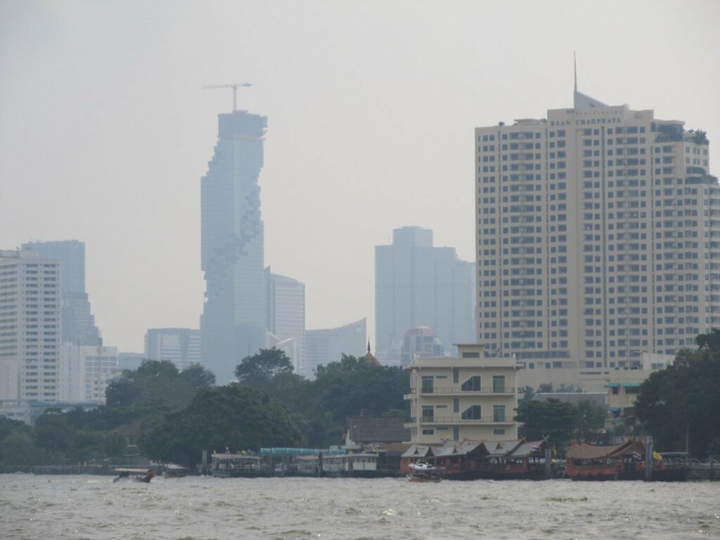 Bangkok: la rivière Chao Phraya et ses gratte-ciels