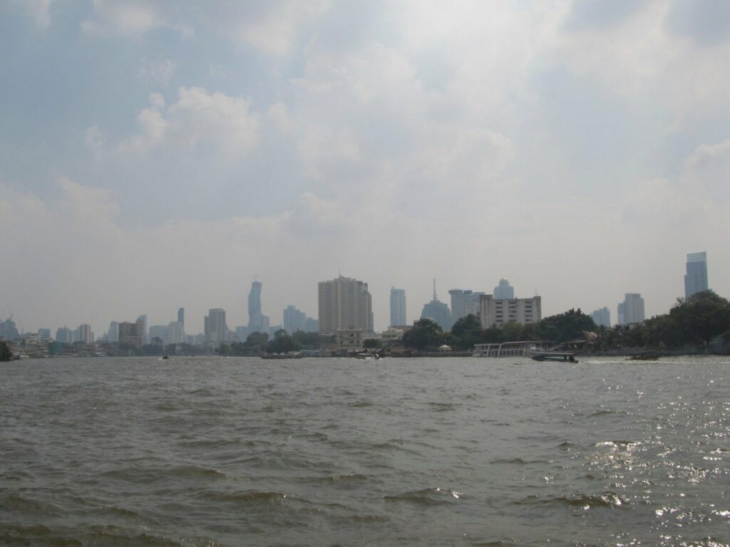 Bangkok: la rivière Chao Phraya et ses gratte-ciels