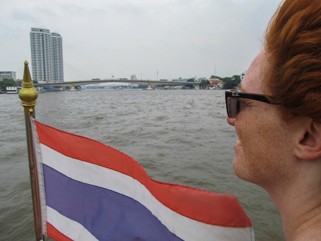 Bangkok: Miss V, cheveux aux vents, sur un bateau-bus