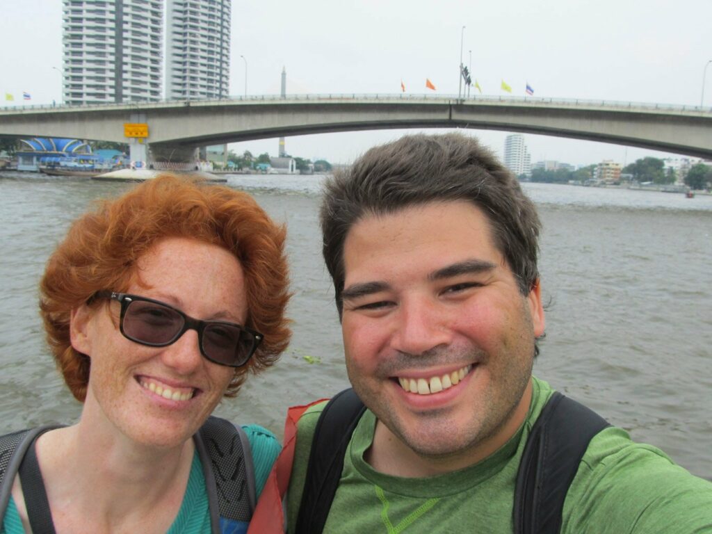 Bangkok: Miss V et Mister J sur un bateau-bus