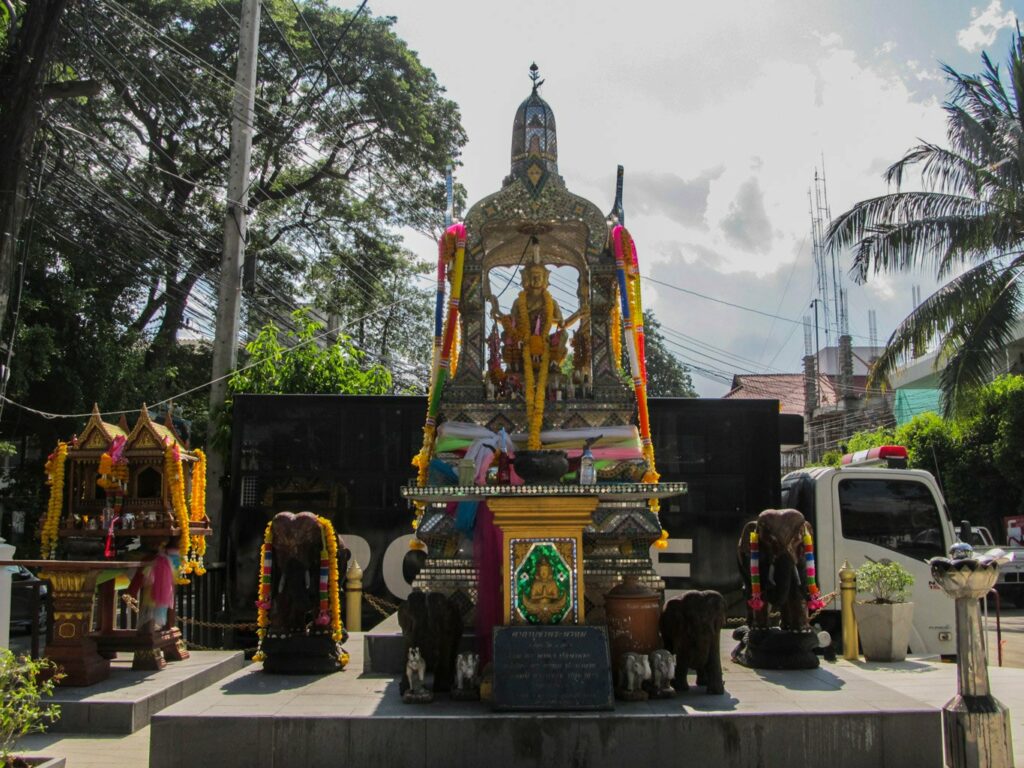 Chiang Mai: ces petits temples et offrandes nous font penser à l'Indonésie.