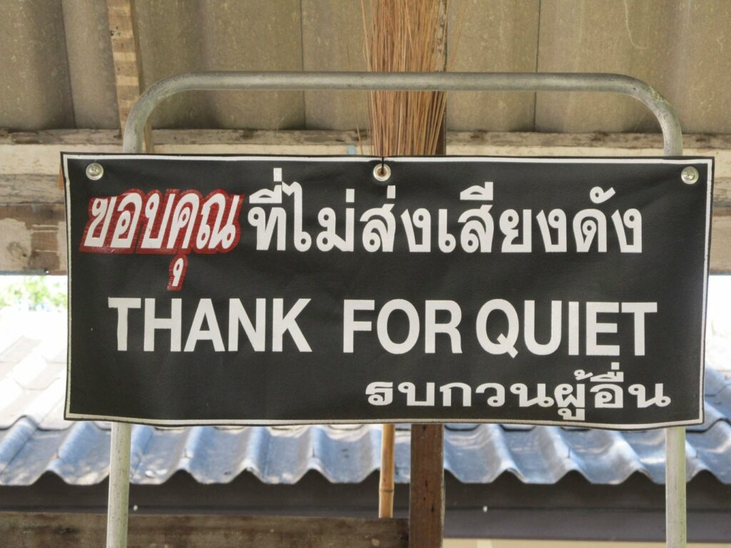 Chiang Rai: notre guesthouse. c'est totalement inespéré de voir ce genre de panneau en Thaïlande.