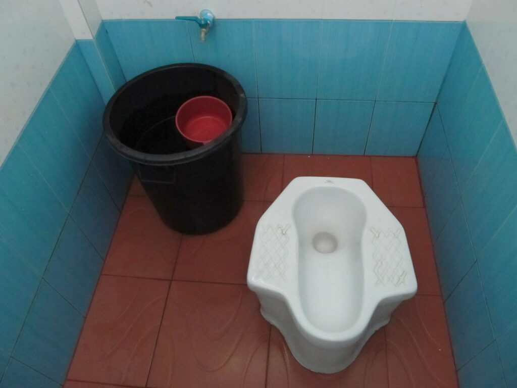 Les toilettes thaïlandaises: des toilettes turques surélevées. Vraiment propre pour une station-service!