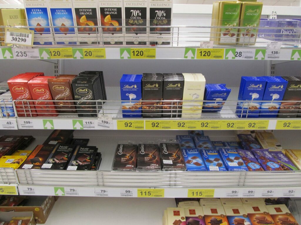 Chiang Rai: incroyable, il y a un rayon chocolat au Big C! C'est Noël avant l'heure!! Mister J ne se sent plus.