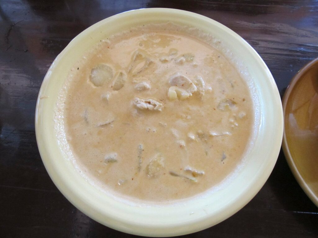 Chiang Rai: un massamun curry de poulet (lait de coco, pommes de terre, oignons, cacahuètes et épices) pour Miss V